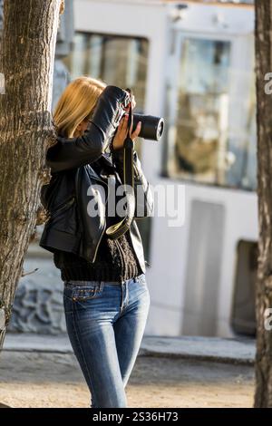 Eine junge Frau fotografiert mit einer digitalen Spiegelreflexkamera Österreich Stockfoto