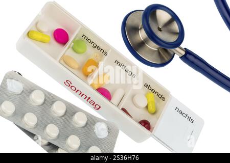 Tablettenspender und Stethoskop, symbolisches Foto für Therapie, Verordnung und Herzinfarkt Österreich Stockfoto