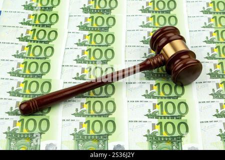 Richterhammer und Euro-Banknoten. Symbolfoto für Kosten vor Gericht, Rechtsstaatlichkeit und Auktionen Stockfoto
