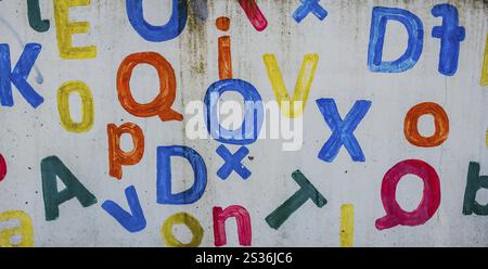 Buchstaben als Symbol für Lernen, Schreiben, Lesen, Erziehung und Schulreform Stockfoto