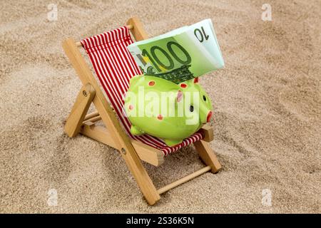Liegestuhl mit Euro-Währung am Sandstrand. Symbol Foto für Kosten für Reise, Urlaub, Urlaub Österreich Stockfoto