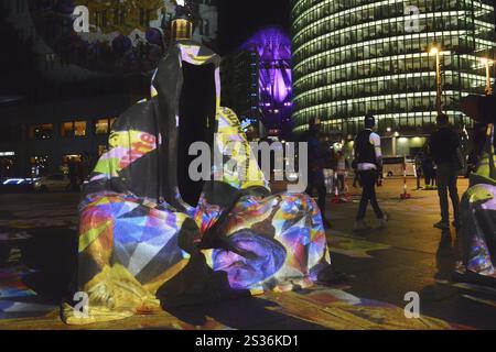 Wächter der Zeit beim Lichterfest in Berlin Stockfoto