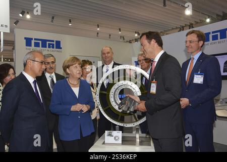 Bundeskanzlerin Merkel besucht die TITAL, die Investitionsgusskomponenten für die Luftfahrtindustrie herstellt Stockfoto