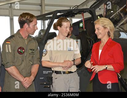 Verteidigungsminister von der Leyen im Gespräch mit ehemaligen afghanischen Soldaten Ex-Hauptmann Constance Pinsdorf und Sergeant Major Jens Bernhardt Stockfoto
