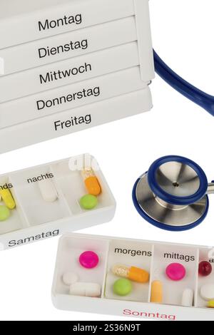 Tablettenspender und Stethoskop, symbolisches Foto für Therapie, Verordnung und Herzinfarkt Österreich Stockfoto