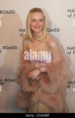 New York City. Januar 2025. NEW YORK, NEW YORK – 07. JANUAR: Elle Fanning schmückt den roten Teppich bei der National Board of Review Annual Awards Gala, die am 7. Januar 2025 in der Cipriani 42nd Street in New York City stattfand. Die gefeierte Schauspielerin verblüffte in einem anspruchsvollen Ensemble, als sie sich mit Branchenführern zusammenschloss, um herausragende Filmqualität zu ehren. (Vermerk: Giada Papini Rampelotto/EuropaNewswire)./dpa/Alamy Live News Stockfoto