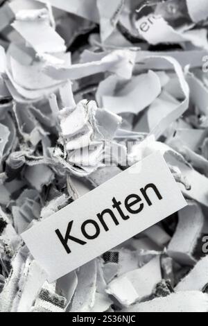 Papierschredder mit dem Schlüsselwort Konten, symbolisches Foto für Finanzen, Buchhaltung und doppelte Buchführung Stockfoto