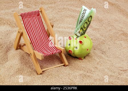Liegestuhl mit Euro-Währung am Sandstrand. Symbol Foto für Kosten für Reise, Urlaub, Urlaub Österreich Stockfoto