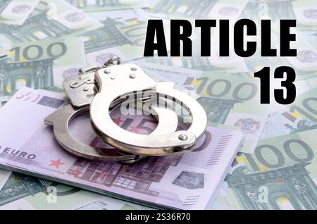 Polizei Handschellen auf euro Rechnungen und Artikel 13 Inschrift. Die europäische Richtlinie zum Urheberrecht einschließlich Artikel 13 wird durch das Europäische Parlament genehmigt Stockfoto