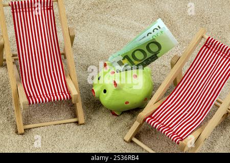 Liegestuhl mit Euro-Währung am Sandstrand. Symbol Foto für Kosten für Reise, Urlaub, Urlaub Österreich Stockfoto