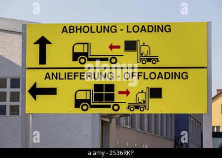 Ein Schild weist auf die verschiedenen Tor-Tor für die Abholung und Lieferung von Gütern per LKW hin Stockfoto