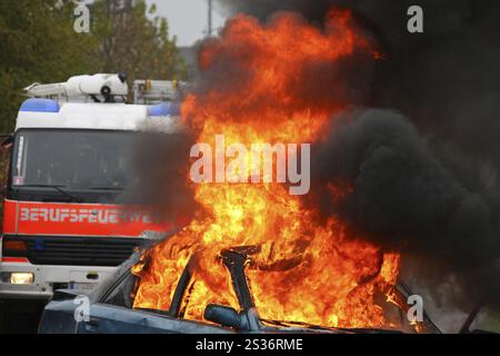 Rettung und Feuerwehrübung bei Autounfällen Stockfoto