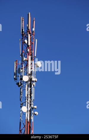 Handymast und blauer Himmel, Symbol für Kommunikation, Mobilität, Funkverkehr Österreich Stockfoto