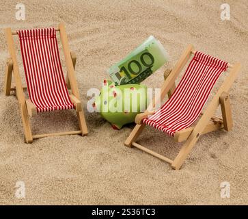 Liegestuhl mit Euro-Währung am Sandstrand. Symbol Foto für Kosten für Reise, Urlaub, Urlaub Österreich Stockfoto