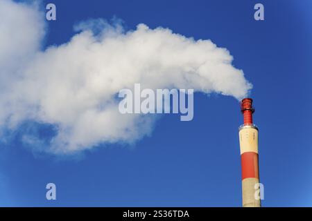 Schornstein einer Industrieanlage mit Rauch. Symbolisches Foto für Umweltschutz und Ozon. Österreich Stockfoto