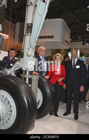 Verteidigungsministerin Ursula von der Leyen vor einem Flugzeugfahrwerk von Liebherr Stockfoto