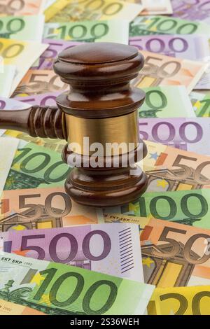 Richterhammer und Euro-Banknoten. Symbolfoto für Kosten vor Gericht, Rechtsstaatlichkeit und Auktionen Stockfoto