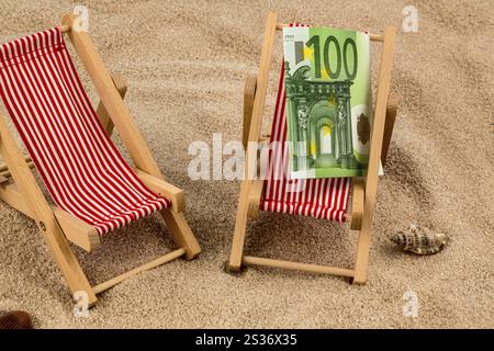 Liegestuhl mit Euro-Währung am Sandstrand. Symbol Foto für Kosten für Reise, Urlaub, Urlaub Österreich Stockfoto