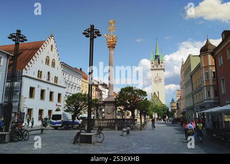 Straubinger Stadtturm mit Dreifaltigkeitssäule Stockfoto