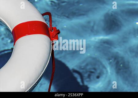 Ein Rettungsreifen schwimmt in einem Pool. Symbolisches Foto für Rettung und Krisenmanagement während der Finanz- und Bankenkrise. Österreich Stockfoto