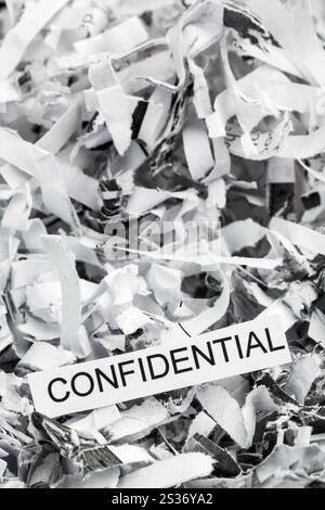 Papier schreddert mit dem Stichwort vertraulich, symbolisches Foto für Datenvernichtung, Bankgeheimnis und Vertraulichkeit Stockfoto