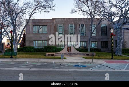 Lichter auf Bäumen sorgen für Weihnachtsszene rund um das historische Burnet County Court House in Texas Stockfoto