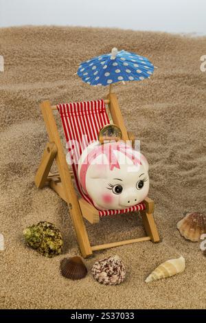 Liegestuhl mit Euro-Währung am Sandstrand. Symbolfoto für Reise-, Urlaubs- und Urlaubskosten. Sparen im Urlaub Österreich Stockfoto