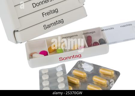 Tablettenspender und Tabletten, Symbolfoto zur Therapie, Verschreibung, Dosierung Österreich Stockfoto