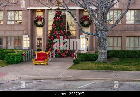 Lichter auf Bäumen mit großem Weihnachtsbaum am Eingang zum historischen Burnet County Court House in Texas Stockfoto