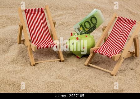 Liegestuhl mit Euro-Währung am Sandstrand. Symbol Foto für Kosten für Reise, Urlaub, Urlaub Österreich Stockfoto