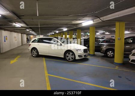 Ein Auto war schlecht geparkt und behinderte den Verkehr in einem Parkhaus. Österreich Stockfoto