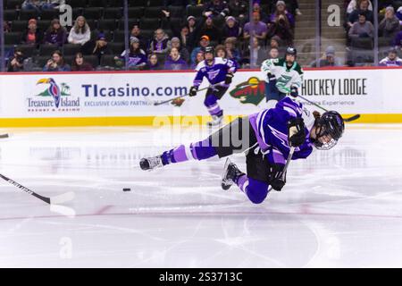 St. Paul, Minnesota, USA. Januar 2025. Minnesota Frost Forward BRITTA CURL-SALEMME (77) Trips and Falls. Die Minnesota Frost und die Boston Fleet standen am 8. Januar 2025 im XCEL Energy Center in St. Paul Minnesota gegenüber. Die Minnesota Frost siegten mit 2:1. (Kreditbild: © Michael Turner/ZUMA Press Wire) NUR REDAKTIONELLE VERWENDUNG! Nicht für kommerzielle ZWECKE! Stockfoto
