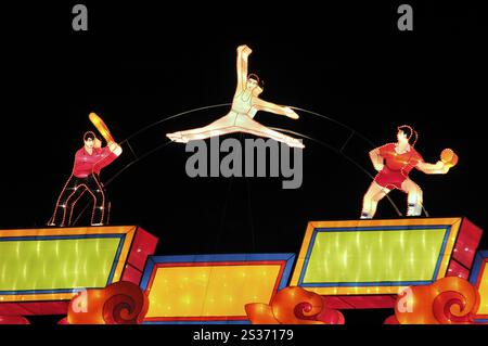 Chinese Lantern Festival in Toronto. Farbenfrohe, herrliche Beleuchtung, die nachts leuchtet. Ontario Place, Toronto, Kanada 2008. Stockfoto