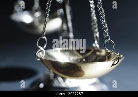 Nahaufnahme der glänzenden goldenen leer ausgewogene Gerechtigkeit Skalen auf blauem Hintergrund Stockfoto