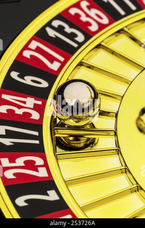 Der Zylinder eines Roulette-Glücksspiels in einem Casino. Gewinnen und Verlieren wird durch Zufall entschieden. Österreich Stockfoto