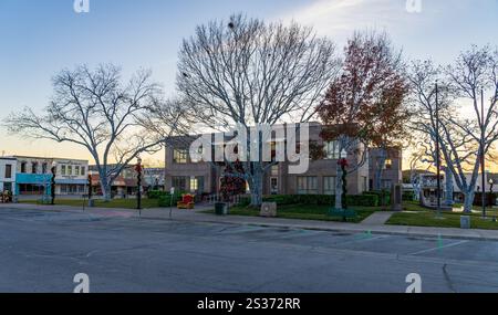 Burnet, Texas - 1. Januar 2025: Lichter auf Bäumen sorgen für Weihnachtsszene rund um das historische Burnet County Court House in Texas Stockfoto