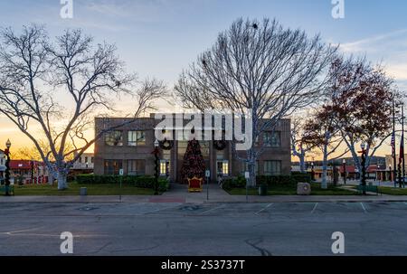 Burnet, Texas - 1. Januar 2025: Lichter auf Bäumen sorgen für Weihnachtsszene rund um das historische Burnet County Court House in Texas Stockfoto