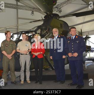 Verteidigungsminister von der Leyen vor dem Kampfhubschrauber Tiger mit Soldaten der Bundeswehr Stockfoto