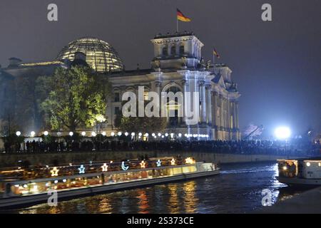 Lichterkette entlang der ehemaligen Berliner Mauer Stockfoto