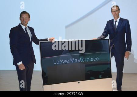 Mark Huesges neuer Eigentümer und CEO und CTO Michel Pedersen von Loewe vor einem neuen Produkt Stockfoto