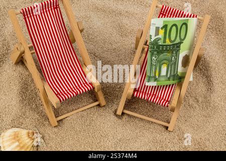 Liegestuhl mit Euro-Währung am Sandstrand. Symbol Foto für Kosten für Reise, Urlaub, Urlaub Österreich Stockfoto