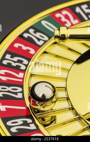 Der Zylinder eines Roulette-Glücksspiels in einem Casino. Gewinnen und Verlieren wird durch Zufall entschieden. Österreich Stockfoto
