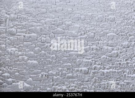 Bedeckt mit Eis und Raureif Steinmauer. Ontario Kanada. Stockfoto