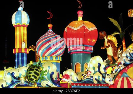 Chinese Lantern Festival in Toronto. Farbenfrohe, herrliche Beleuchtung, die nachts leuchtet. Ontario Place, Toronto, Kanada 2008. Stockfoto