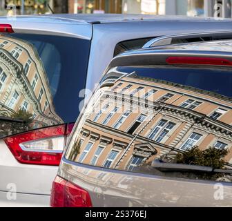 Schöne alte Häuser spiegeln sich in den Fenstern eines Autos in Österreich Stockfoto