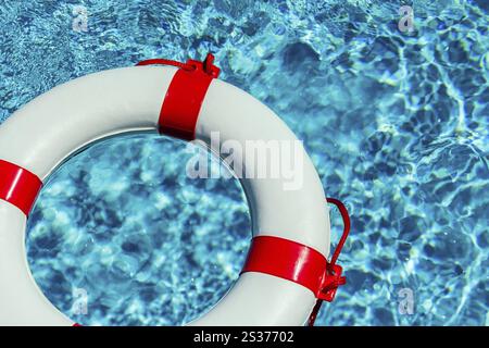 Ein Rettungsreifen schwimmt in einem Pool. Symbolisches Foto für Rettung und Krisenmanagement während der Finanz- und Bankenkrise. Österreich Stockfoto