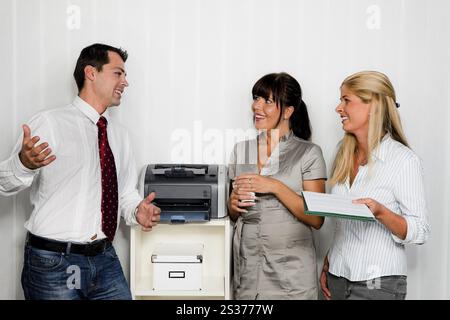 Gespräch zwischen mehreren Mitarbeitern in einem Büro Österreich Stockfoto