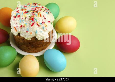 Russischer Osterkuchen Paskha und bunt bemalten Eiern Stockfoto