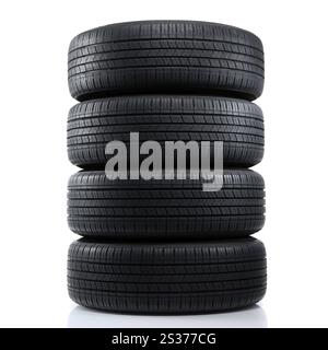 Satz von gestapelten Ganzjahresreifen isoliert auf weißem Hintergrund Stockfoto