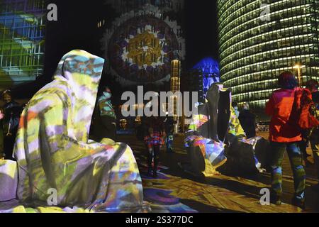 Wächter der Zeit beim Lichterfest in Berlin Stockfoto